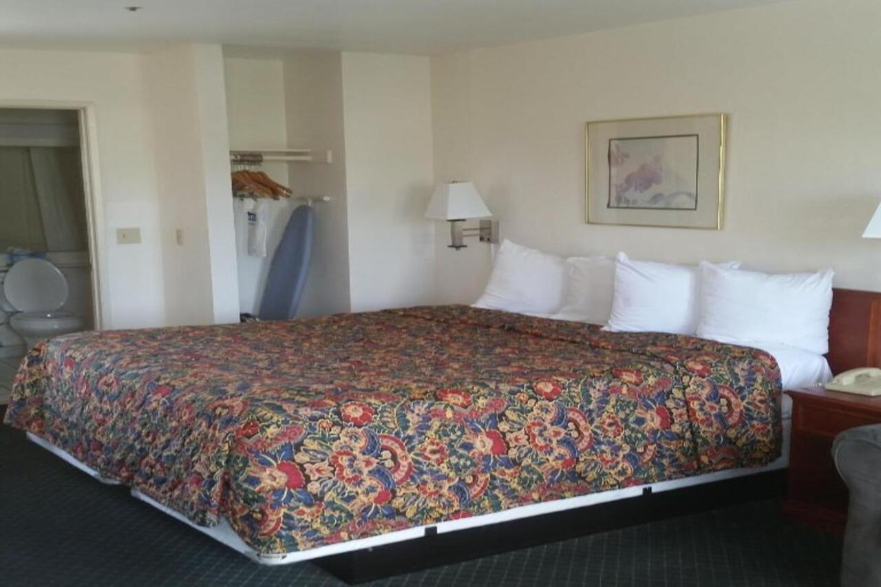 Days Inn By Wyndham Orange Anaheim Exterior photo