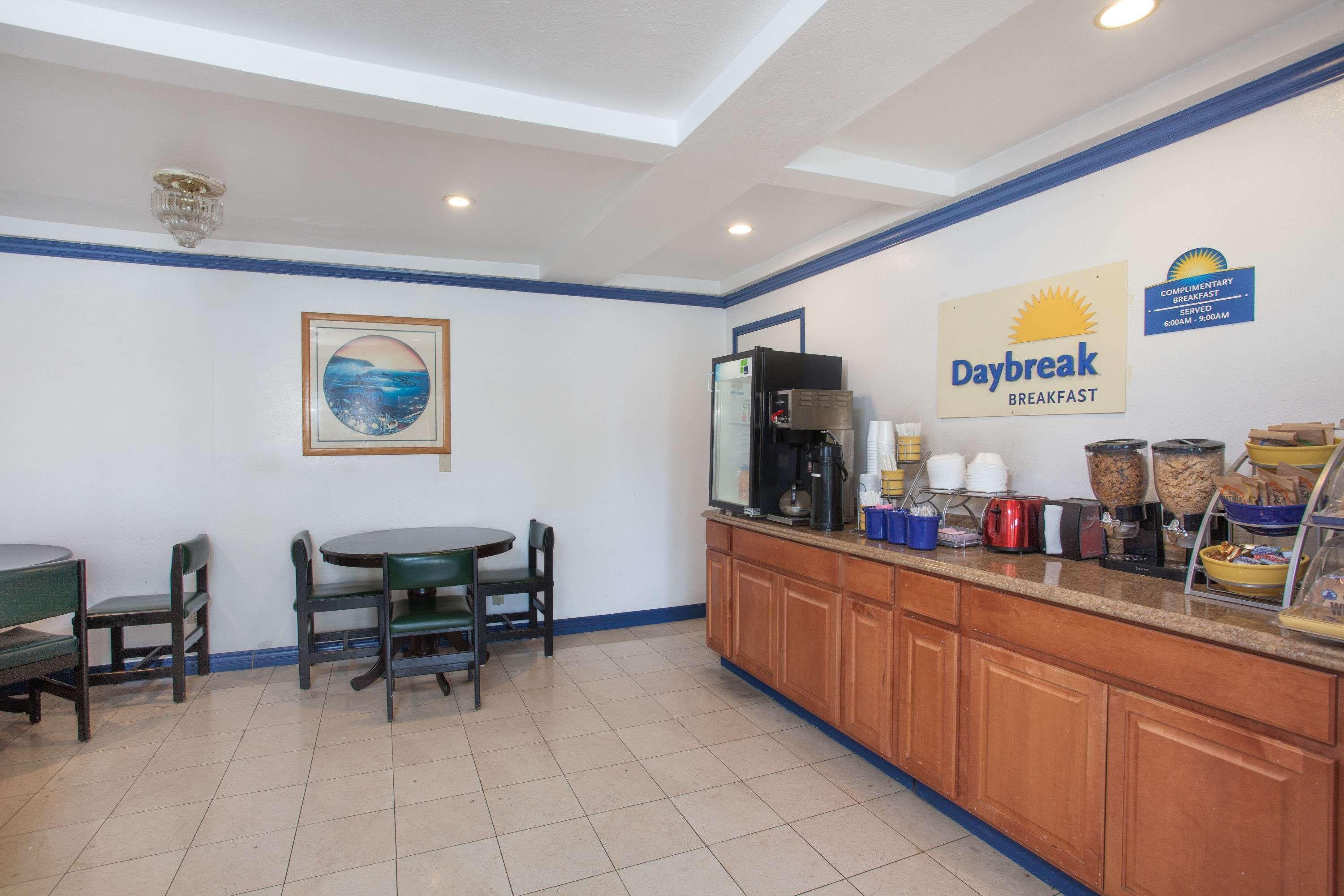 Days Inn By Wyndham Orange Anaheim Exterior photo