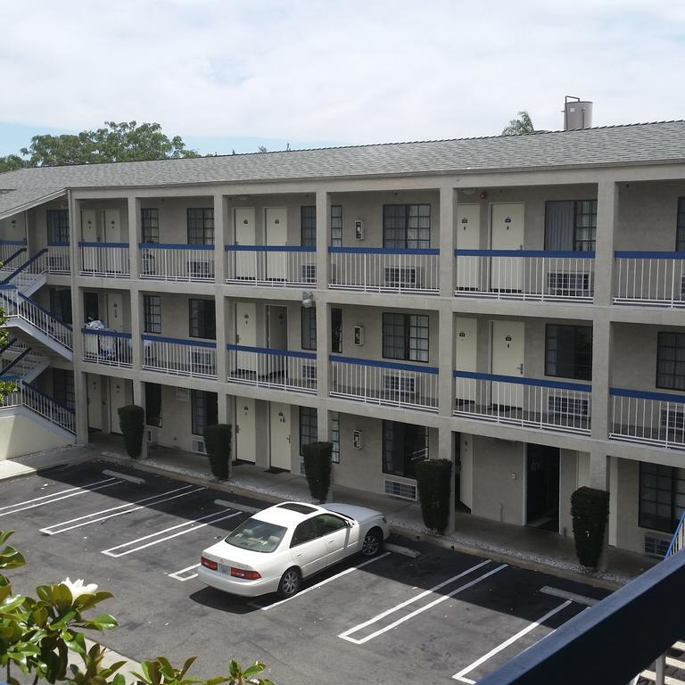 Days Inn By Wyndham Orange Anaheim Exterior photo