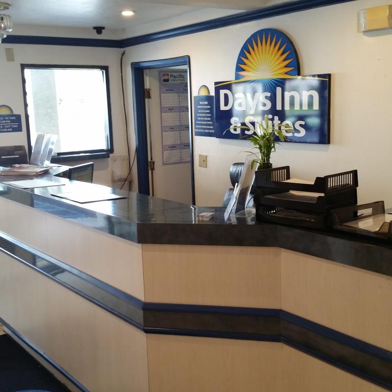 Days Inn By Wyndham Orange Anaheim Exterior photo